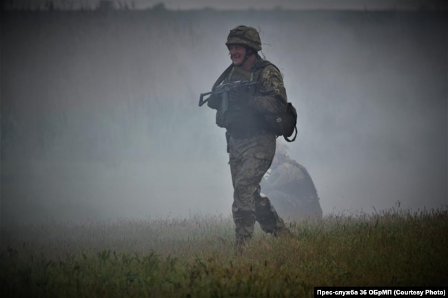 Командувач морської піхоти Юрій Содоль під час випробувань на право носити берет морпіха. 8 травня 2018 року