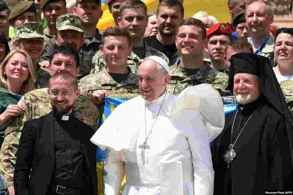 Папа Римський Франциск особисто привітав делегацію українських військових, які взяли участь у загальній папській аудієнції на площі Cвятого Петра у Ватикані, 22 травня 2019 року