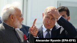 Vladimir Putin (sağda) və Narendra Modi (solda)