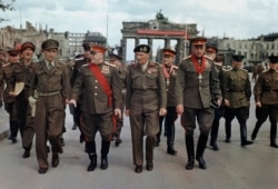 Июль 1945 года, Берлин. Группа советских и британских военных после награждения орденами Великобритании. В центре - маршал Жуков, британский фельдмаршал Монтгомери, маршал Рокоссовский