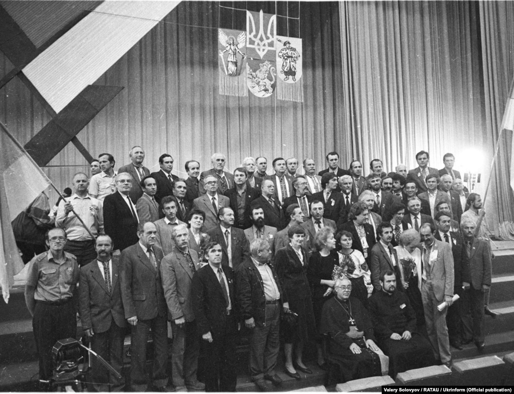 Частина делегатів Установчого з&rsquo;їзду Народного руху України під час фотографування (загалом було понад 1100 делегатів)