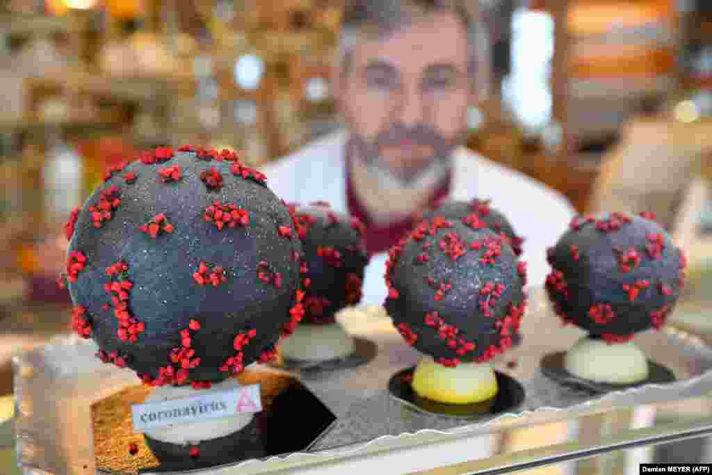 У Франції до Великодня кондитер Жан-Франсуа Пре розробив дизайн шоколадних яєць у формі нового коронавірусу. Зроблені з білого шоколаду, пофарбовані в чорний і обсипані мигдалем червоного кольору, ласощі мають досить незвичний вигляд