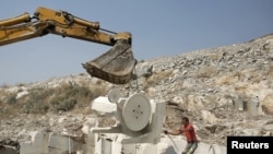 Kosovo -- A worker operates machinery to extract marble at a mine operated by locals near the village of Astrazub, 05Sep2012