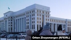 Бас прокуратура алдына жиналған тұрғындар. Астана. 18 желтоқсан 2013 жыл. (Көрнекі сурет.)