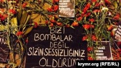 Cvijeće za nastradale u terorističkom napadu u Ankari 