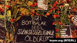 Цветы, возложенные погибшим при взрывах в Анкаре. 12 октября 2015 года.