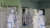 داکتران در شفاخانه هرات ملبس با لباس های محافظتی مریضان مبتلا به ویروس کرونا را تداوی می کنند.