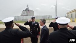 Secretarul general NATO Jens Stoltenberg (centru) la ceremonia inaugurării scutului de la Deveselu, 12 mai 2016