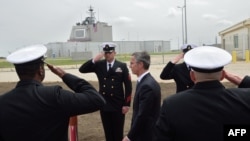 Imagine din mai 2016, din timpul ceremoniei de inaugurare a sistemului antibalistic american Aegis Ashore, la baza militară de la Deveselu, la care a participat și secretarul general al NATO, Jens Stoltenberg