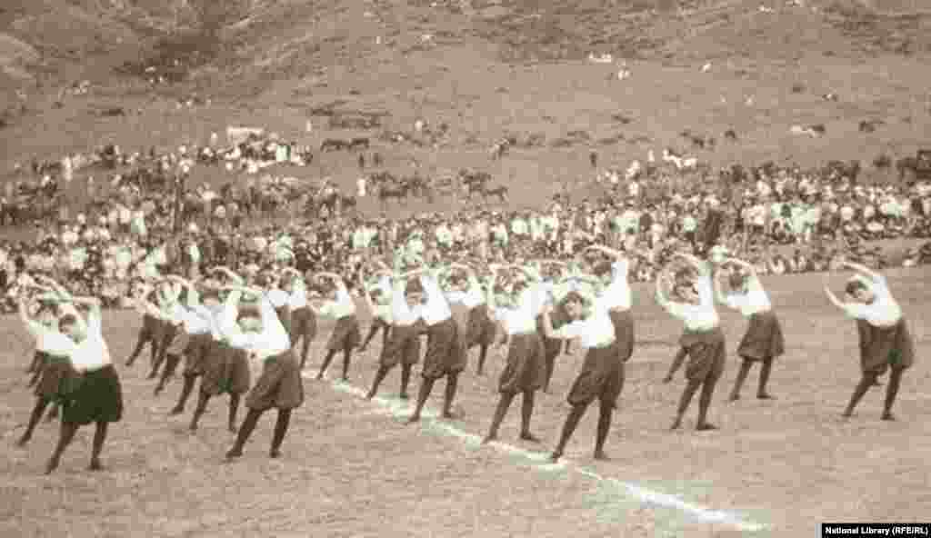 1919 წელი - საქართველოს რესპუბლიკის მთავრობამ საქართველოს დამოუკიდებლობა ერთი წლით ადრე, 26 მაისს გამოაცხადა. მეორე წელს კი პომპეზურად აღნიშნა. ფოტოზე  საზოგადოება „შევარდენის“ წარმოდგენაა ვაკეში. 