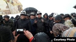 Адахан Мадумаров, Акматбек Келдибеков жана Камчыбек Ташиев Аюу айылына барып эл менен жолугушту.