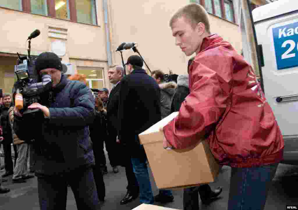 Russia -- Opposition leader, presidential candidate, former Prime Minister Mikhail Kasyanov watch unloading of the boxes with subscription lists, the central elections commission office in Moscow, 16Jan2008