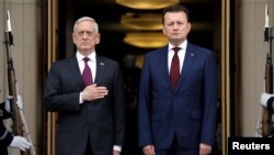 U.S. Defense Secretary Jim Mattis (left) and Polish Defense Minister Mariusz Blaszczak at the Pentagon on April 27