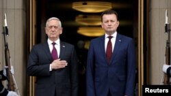 James Mattis, ministrul american al apărării la primirea omologului său polonez Minister Mariusz Blaszczak la Pentagon