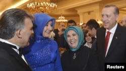 Президент Турции Абдулла Гюль и премьер Реджеп Эрдоган в сопровождении жен