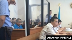 Обвиняемые в «намерении выехать в Сирию для участия в войне» и их адвокаты в зале суда. Актобе, 12 июля 2016 года.