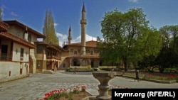Ханская мечеть в Бахчисарае. Ханский дворец XVI века - еще одна крымская достопримечательность, которая может оказаться под угрозой из-за сомнительных реставрационных работ