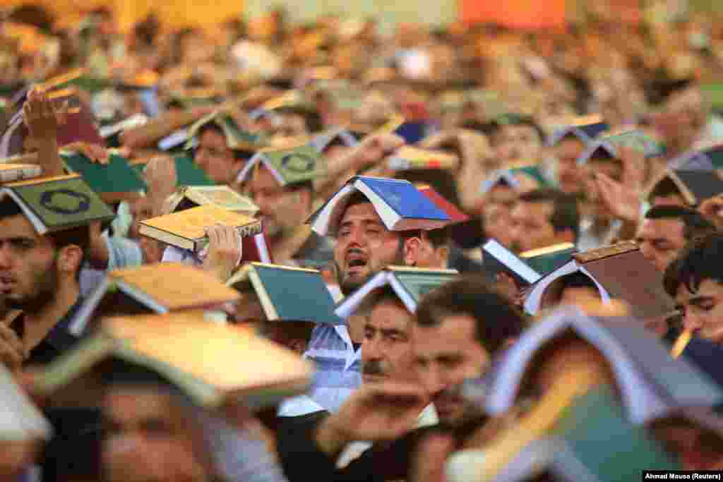 Shi&#39;ites place copies of the Koran on their heads during a ceremony marking the death anniversary of Imam Ali at his shrine in Iraq&#39;s holy city of Najaf. (Reuters/Ahmad Mousa)