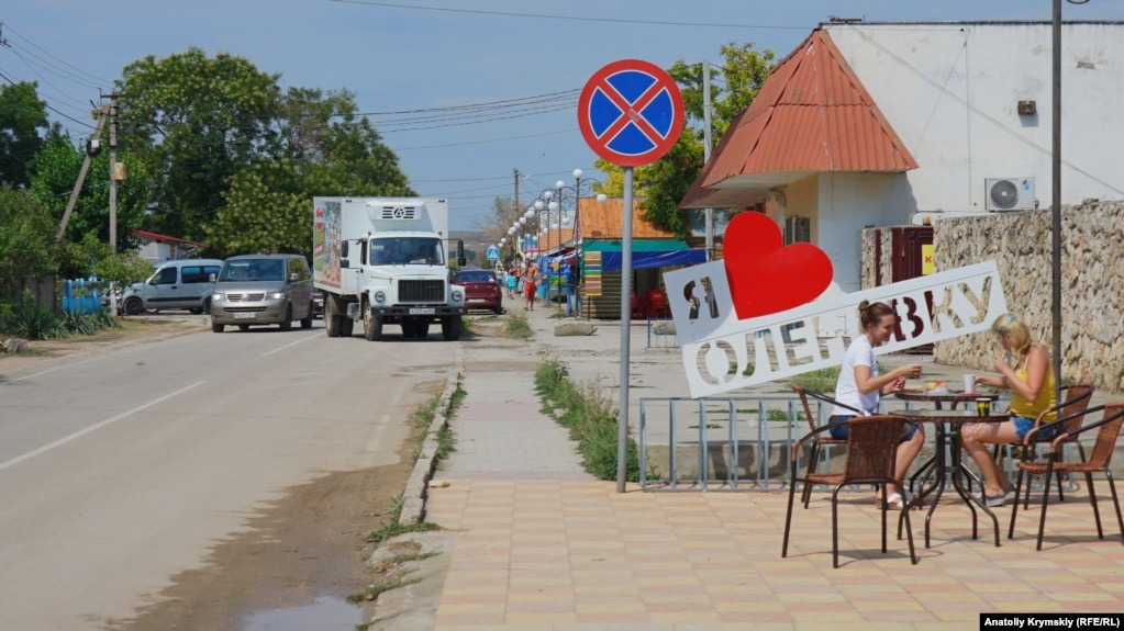 Главная улица Оленевки, как и многих населенных пунктов Крыма, по-прежнему носит имя Ленина.