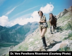 Чешский ученый Вера Павелкова-Ричанкова в горах Алтай-Саянского региона.