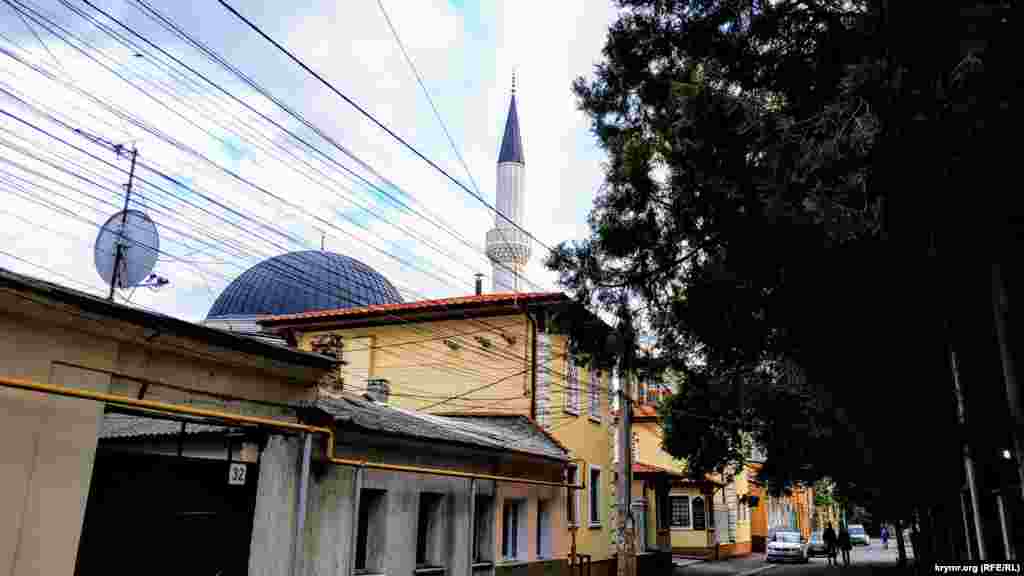 Мечеть Сеит-Сеттар Джами в Симферополе. На входе табличка с информацией о том, что карантин до конца мая