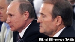 Президент России Владимир Путин и украинский бизнесмен Виктор Медведчук (справа). Киев, 27 июля 2013 года.
