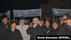 Парламент төрагалыгынан кеткен Акматбек Келдибеков митингге чыккан тарапкерлери менен жолугушууда. Ош шаары, 13-декабрь, 2011.