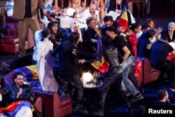 Reprezentanta României la Eurovision, Alexandra Căpitănescu, și echipa sa, în timp ce erau anunțate punctele primite pentru performanța din finala concursului, 17 mai 2026.