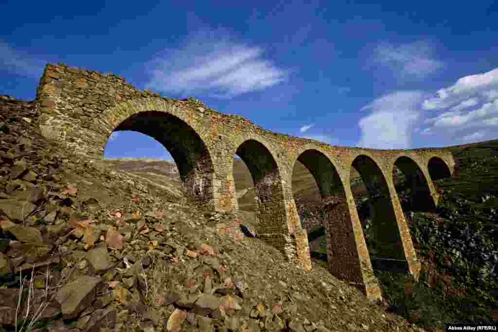 Bu körpülər arasında xüsusi seçilən el içində Qanlı Körpü adlanan körpü. Yeddi tağlı bu körpünün adının qanlı olması deyilənə görə bu bədbəxt hadisədən götürülüb: Mədəndən fəhlələrlə dolu qatar qayıdarkən bu körpü üzərindən aşıb və fəhlələrin hamısı vəfat edib. Qanlı Körpü bu hadisəyə xatırlamadır.