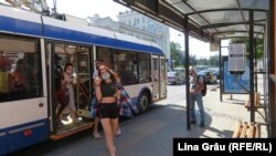 În Chișinău, se recomandă purtarea măștii în transportul public și în spațiile închise