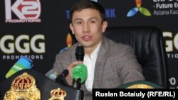 Кәсіпқой бокстан әлем чемпионы қазақстандық Геннадий Головкин жанкүйерлерімен кездесуде отыр. Астана, 22 қараша 2014 жыл. 