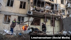 Дом в Севастополе, пострадавший от осколков сбитого беспилотника 5 марта 2026 года