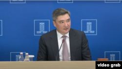 Олжас Бектенов 16 шілде күнгі брифинг кезінде журналистердің сұрақтарына жауап беріп отыр. Астана, 2025 жыл.