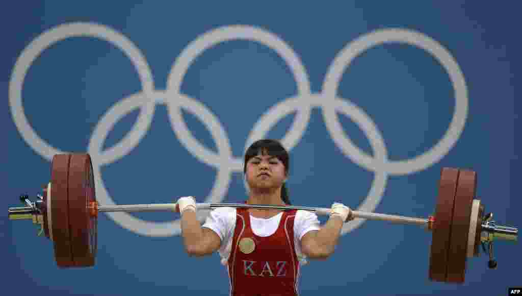 Штангистка из Казахстана Зульфия Чиншанло, выступающая в весовой категории до 53 килограммов, обновила собственный мировой рекорд 2011 года в толчке. Теперь он составляет 131 килограмм.