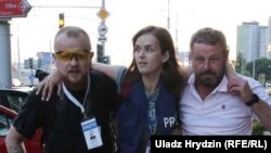 Журналистка Наталья Лубневская (в центре), ранена резиновой пулей 10 августа в Минске