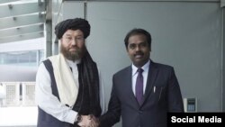 عطاءالله عمری، وزیر زراعت، آبیاری و مالداری حکومت طالبان با آنند پرکاش، معاون وزارت امرور خارجه هند و مسئول سیاست افغانستان
