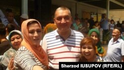 Ўзбекистон Халқ артисти Мирза Азизов Ўшдаги Амир темур шаҳарчасидаги муҳлислари билан.