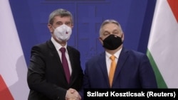 Колишній глава чеського уряду Андрей Бабіш (ліворуч) та прем’єр-міністр Угорщини Віктор Орбан на конференції у Будапешті, 5 лютого 2021 року.