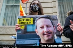 Az Amnesty International aktivistái tüntetnek Torinóban az Ahmadreza Dzsalali iráni-svéd orvosra, kémkedés miatt kimondott halálos ítélet ellen, 2020. december 10-én a Piedmont Regionális Tanács épülete előtt