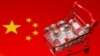 Një shportë e vogël blerjeje e mbushur me vaksina kundër COVID-19 mbi një flamur kinez. 