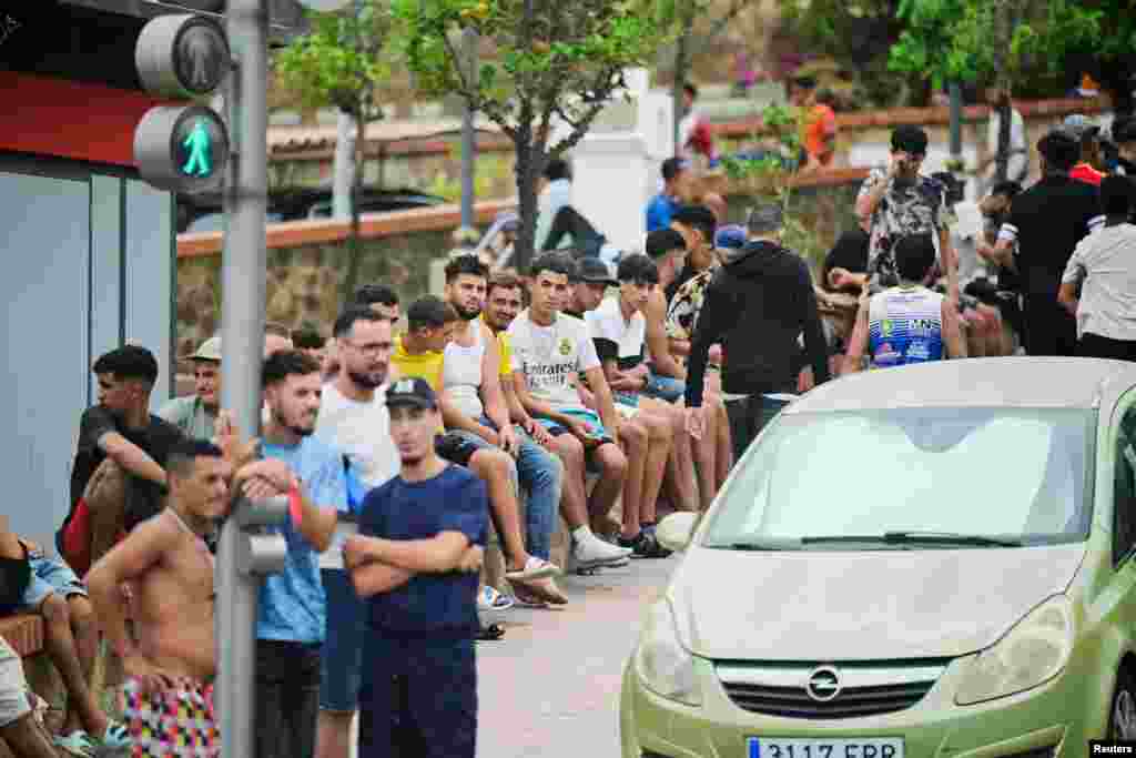 Migranti se okupljaju u centru Ceute, Španija, 31. juli 2026.