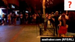 Türkiýede 15-nji iýul gijesi bolan başa barmadyk harby döwlet agdarylyşygy synanyşygyndan soň, ýaşaýjylar bankomatlardan pul almaga synanyşýar.