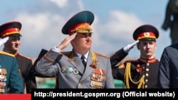 Vadim Krasnoselski la parada militară de la Tiraspol