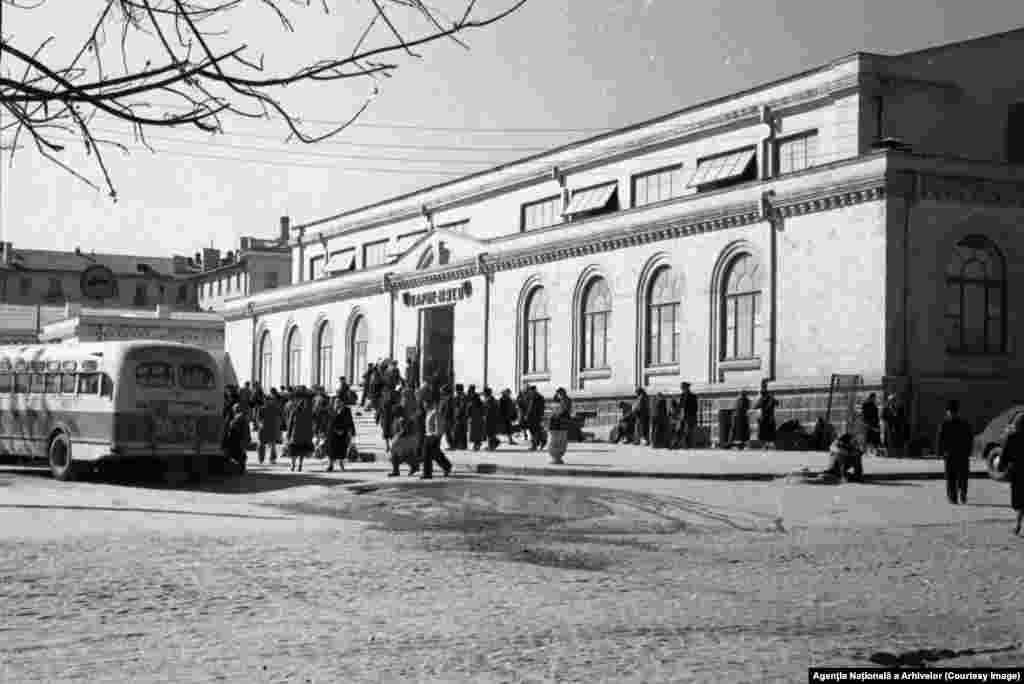 Piața Centrală, cunoscută anterior sub denumirea de Țentral&#39;nîi rînok (Центральный рынок) până în 1991, este cea mai mare și mai aglomerată piață agroalimentară din Chișinău. Aceasta se întinde pe un cartier rectangular, format din două sectoare ale capitalei, fiind delimitată de străzile Armenească, Mitropolit Varlaam și Tighina. Piața are o suprafață totală de 3,5 hectare. În imagini hala de carne în anii 60 și în prezent.&nbsp;