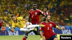 Звезда сборной Бразилии Неймар во время встречи со сборной Колумбии в четвертьфинале чемпионата мира 2014, 4.07.2014