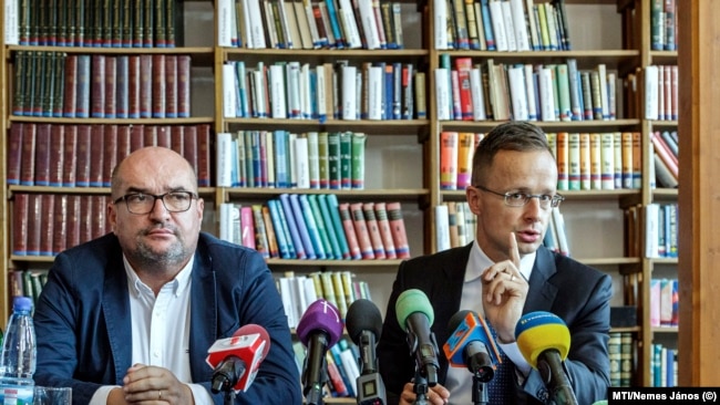 Brenzovics László, a KMKSZ elnöke és Szijjártó Péter külügyminiszter Beregszászon 2019-ben