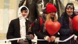 Росія: У День закоханих жінки закликали звільнити політв'язнів – відео