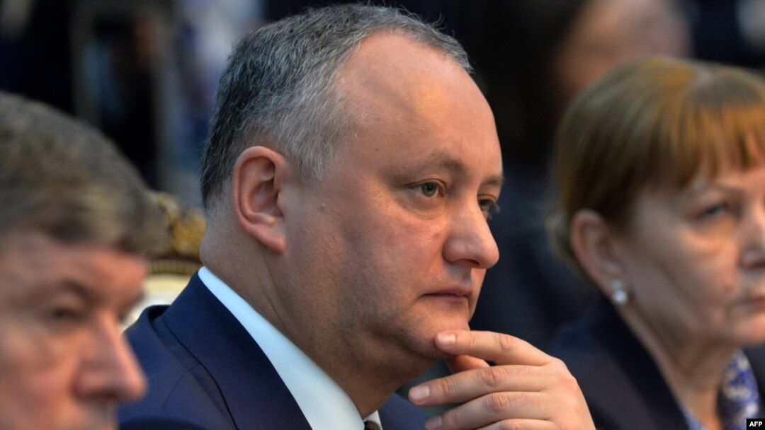 Moldovan President Igor Dodon (center) has touted the Eurasian Economic Union as an alternative to the EU. (file photo)
