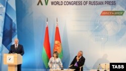 Аляксандар Лукашэнка выступае падчас XV Усясьветнага кангрэсу расейскай прэсы ў Менску, чэрвень 2013 году