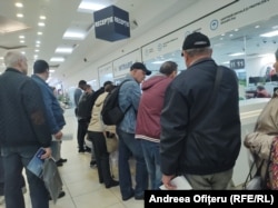 Oamenii care nu au cont pe ghiseul.ro merg la directiile de plată de la primării să achite impozitele.